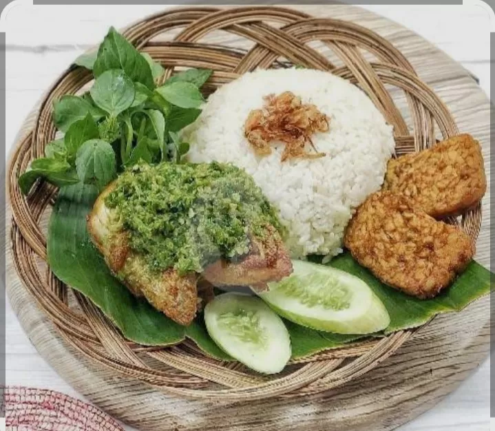 Ayam penyet +nasi+tempe/tahu