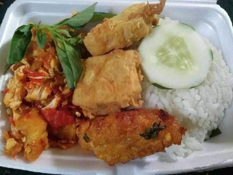 Ayam geprek komplit