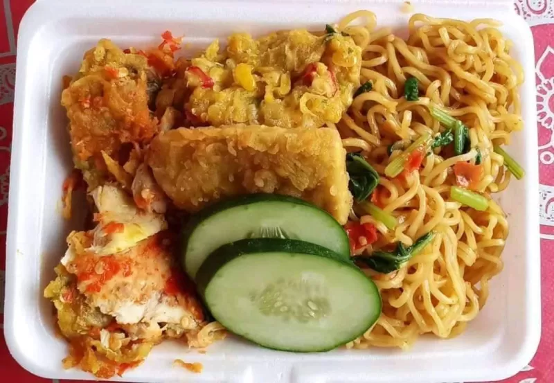 Mie goreng pedas Ayam geprek