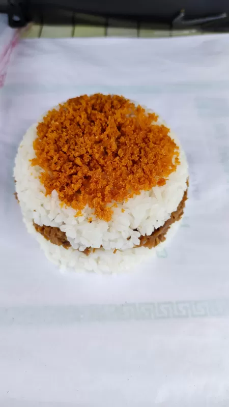Nasi kepal ayam suwir kecap