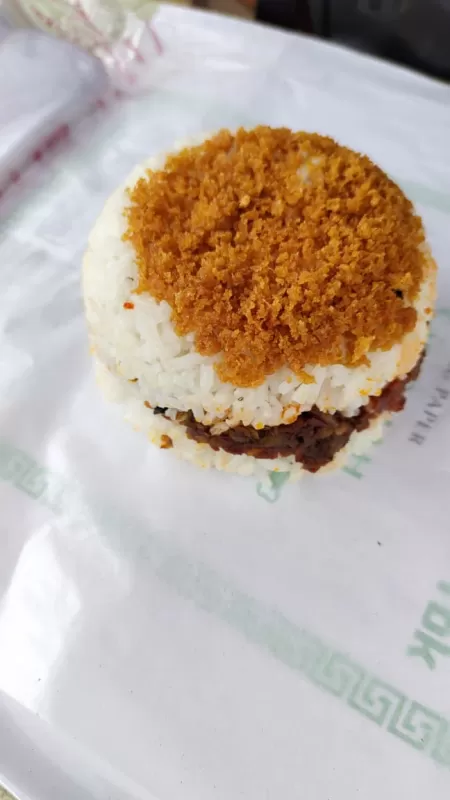 Nasi kepal usus ayam pedas