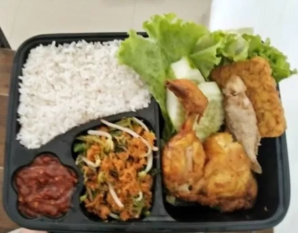Ayam penyet urap
