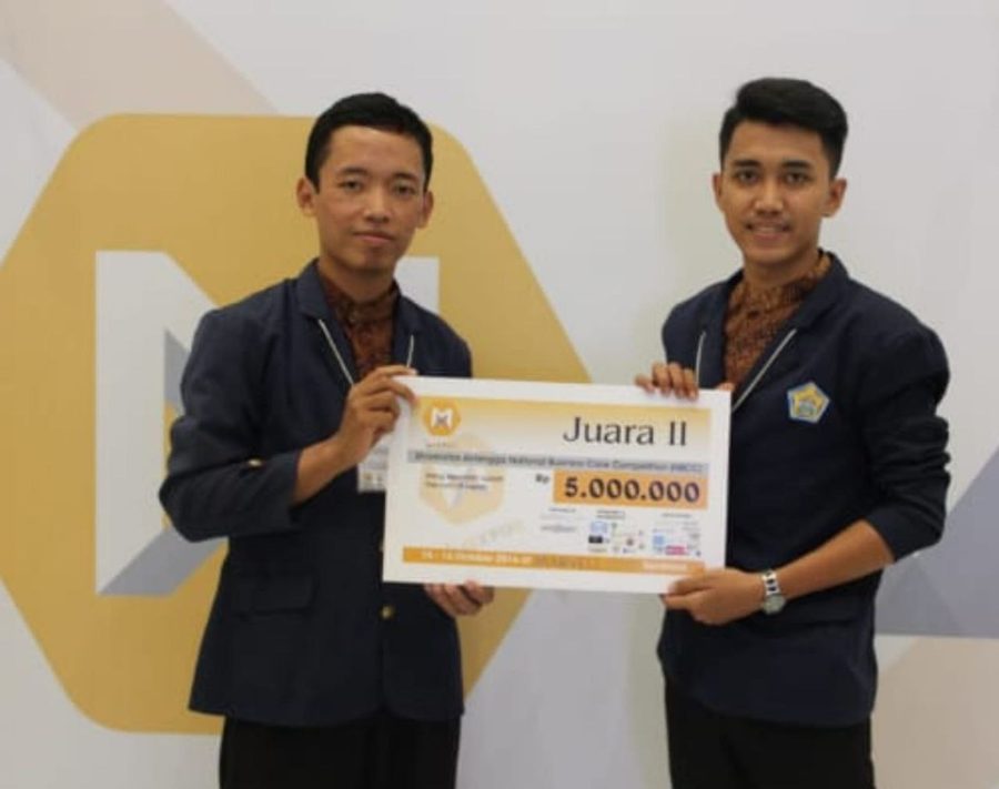 Penyerahan hadiah Juara II lomba bisnis nasional 2016