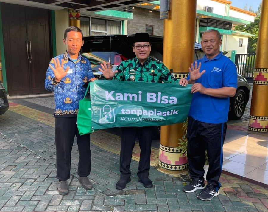 Bersama Wali Kota Metro membentangkan spanduk Kami Bisa tanpaplastik