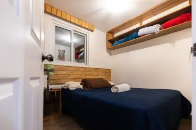 Kamar Kos Kasur Besar + Rak / Bulan