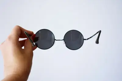 Kacamata Hitam Bulat Klasik