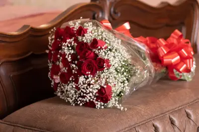 Buket Mawar Merah & Baby Breath