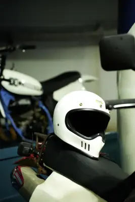 Helm Retro Full Face Dagu Garis Putih
