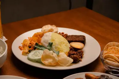 Nasi Padang Komplit (Rendang + Sayur + Sambal)