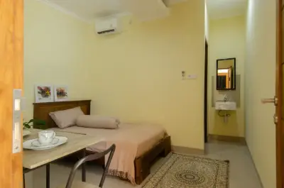 Kamar Kos AC + Kamar Mandi Dalam / Bulan