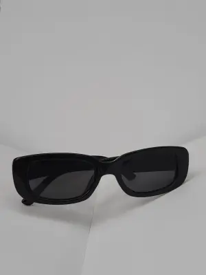 Kacamata Hitam Kotak Retro