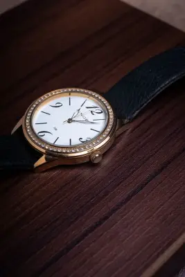 Jam Tangan Wanita Permata Strap Hitam