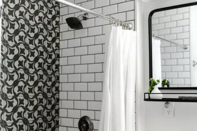 Tirai Kamar Mandi Putih Anti Air