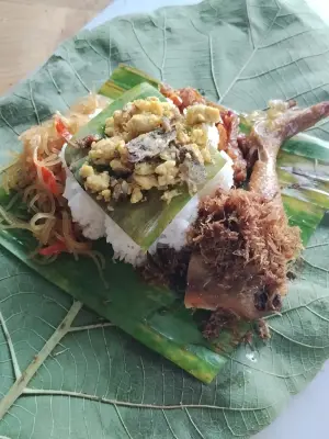 Sego berkat godong jati lauk ayam serundeng