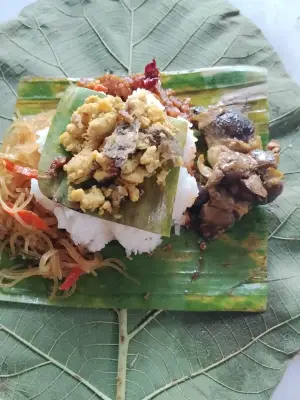 Sego berkat godong jati lauk ampela hati