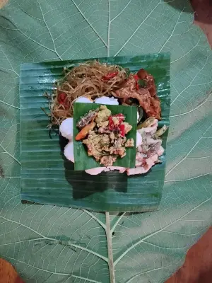 Sego berkat godong jati ayam suwir