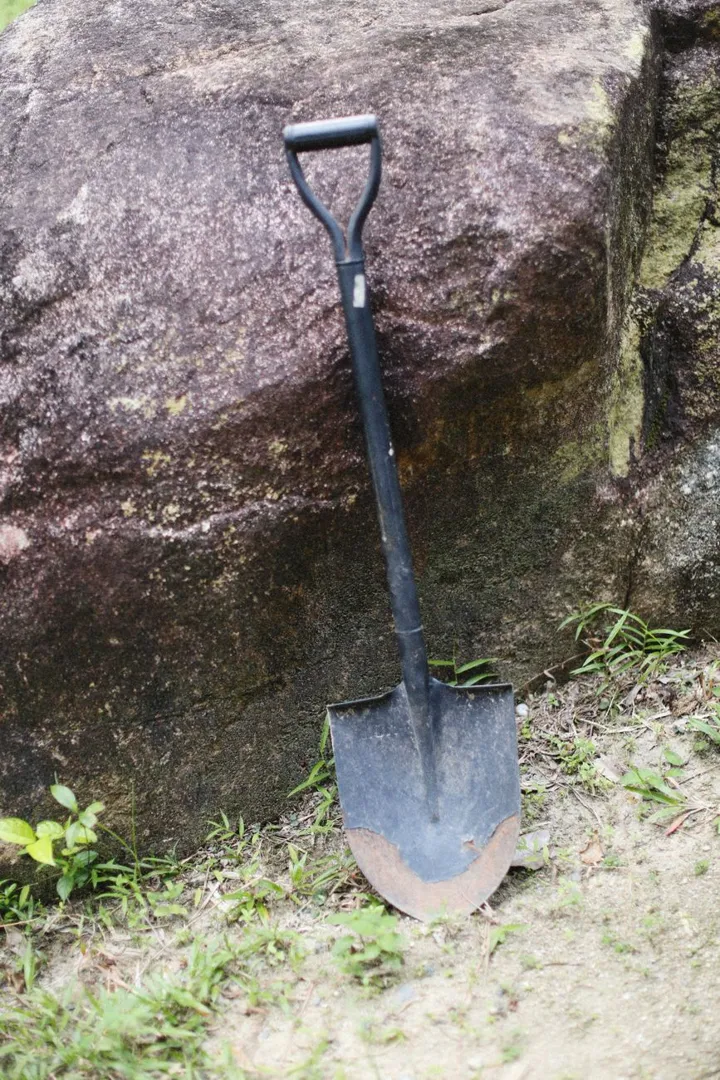 Sekop Besi