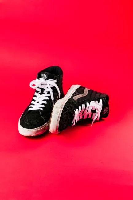 Sneakers High-Top Hitam