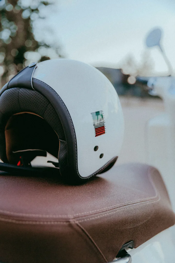 Helm Bogo Putih List Hitam