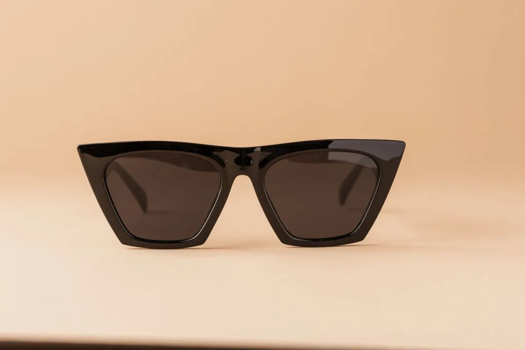 Kacamata Hitam Cat Eye