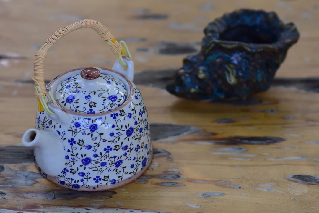 Teko Keramik Motif Biru Gagang Rotan