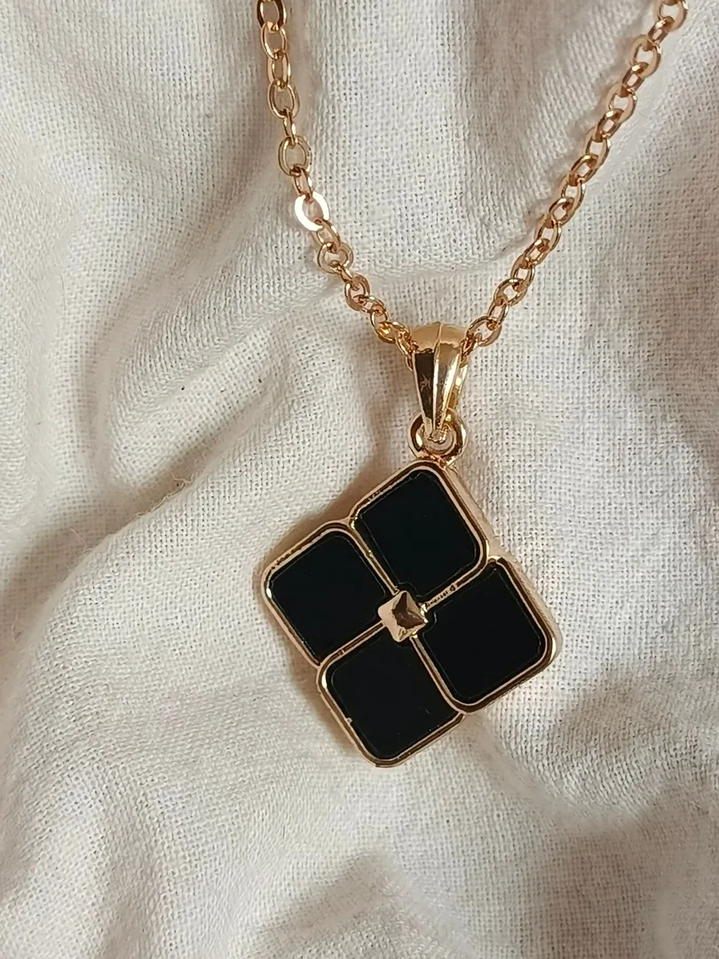 Kalung Liontin Hitam Lapis Emas