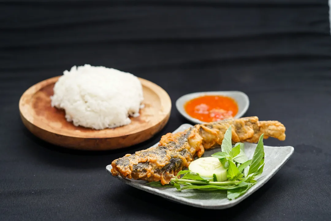 Pecel Lele Komplit (Nasi + Sambal + Lalapan)