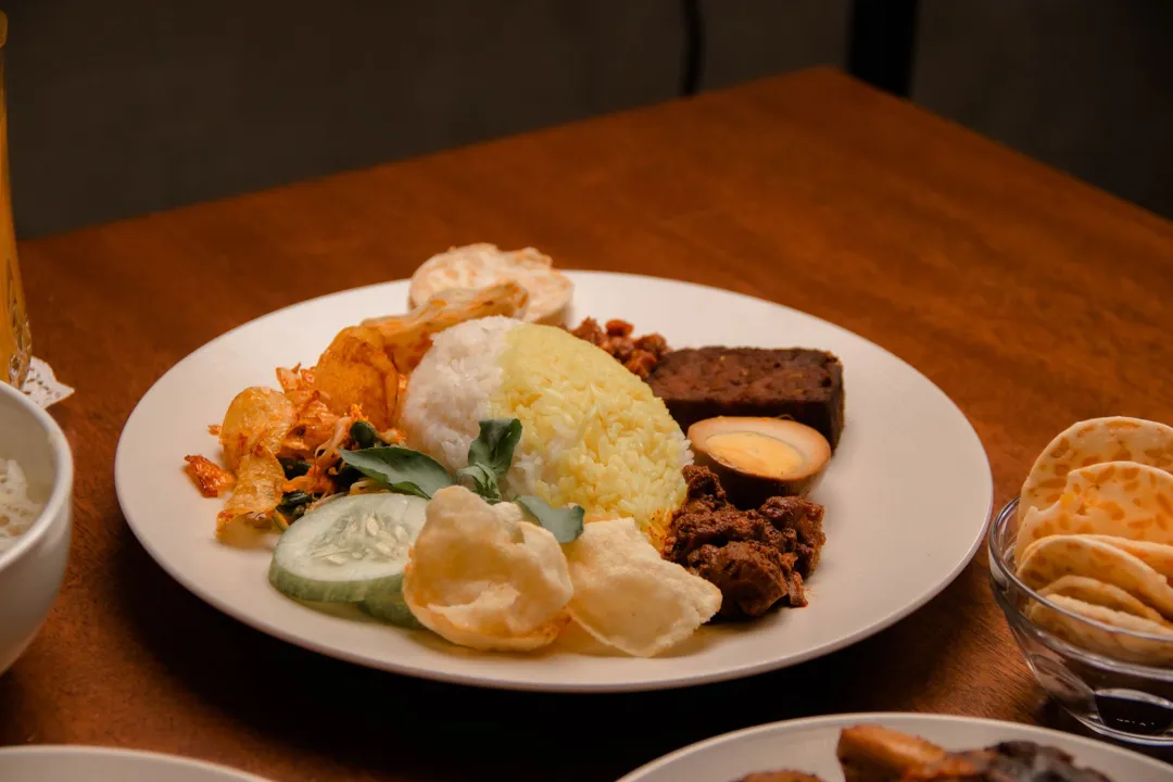 Nasi Padang Komplit (Rendang + Sayur + Sambal)