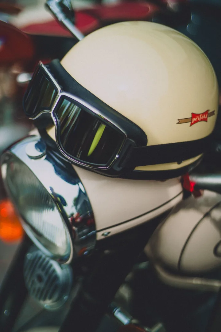 Helm Bogo Krem + Kacamata Goggle