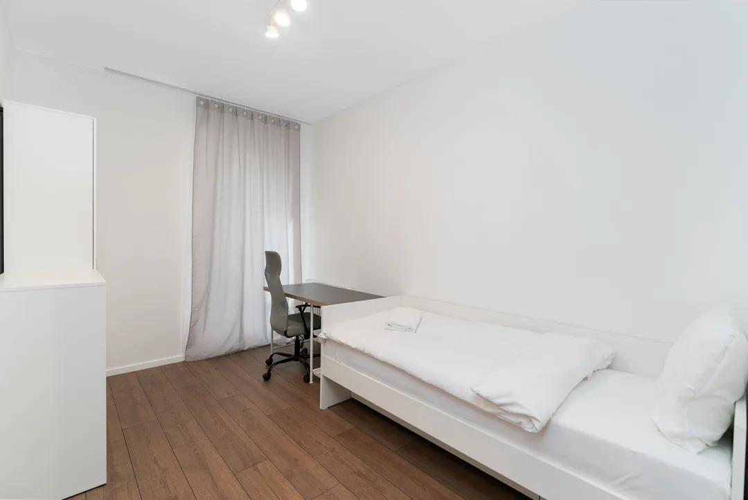 Kamar Kos Minimalis + Meja Belajar / Bulan