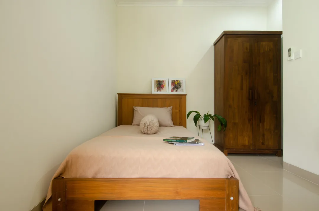 Kamar Kos Standar (Kasur + Lemari) / Bulan