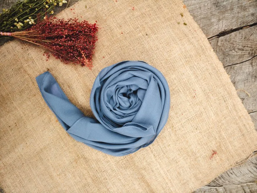Jilbab Segi Empat Polos Biru