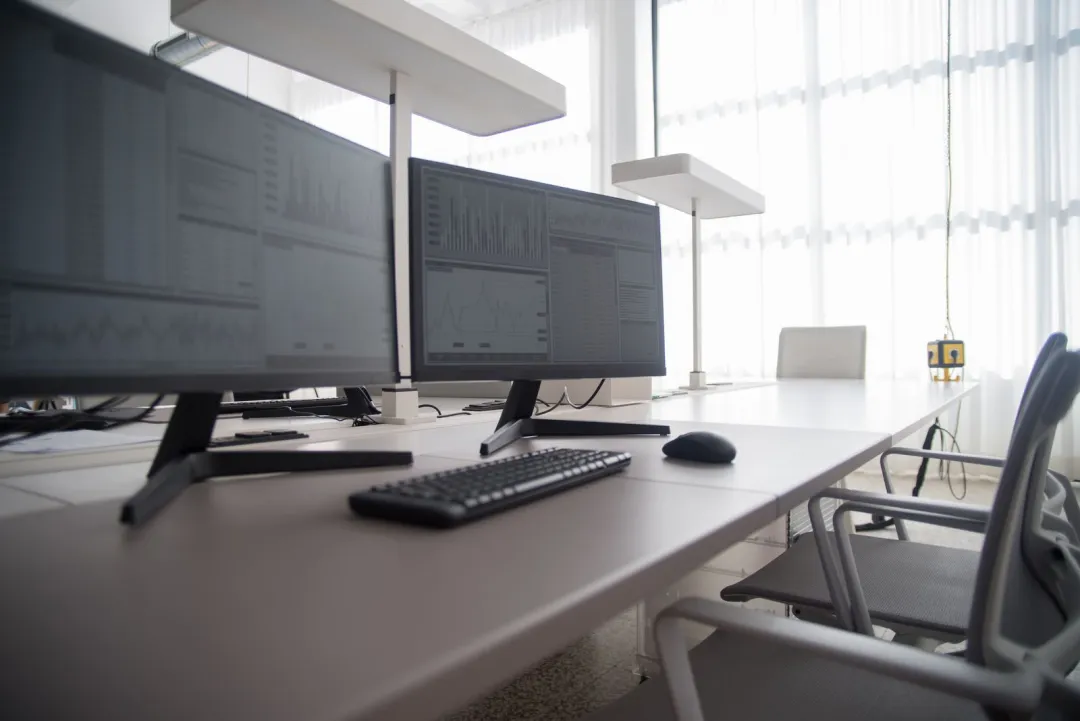 Monitor LED 24 inci