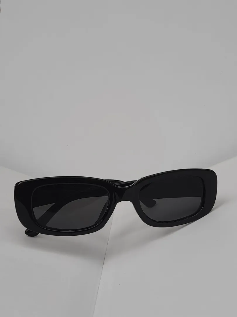 Kacamata Hitam Kotak Retro
