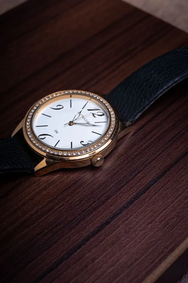 Jam Tangan Wanita Permata Strap Hitam