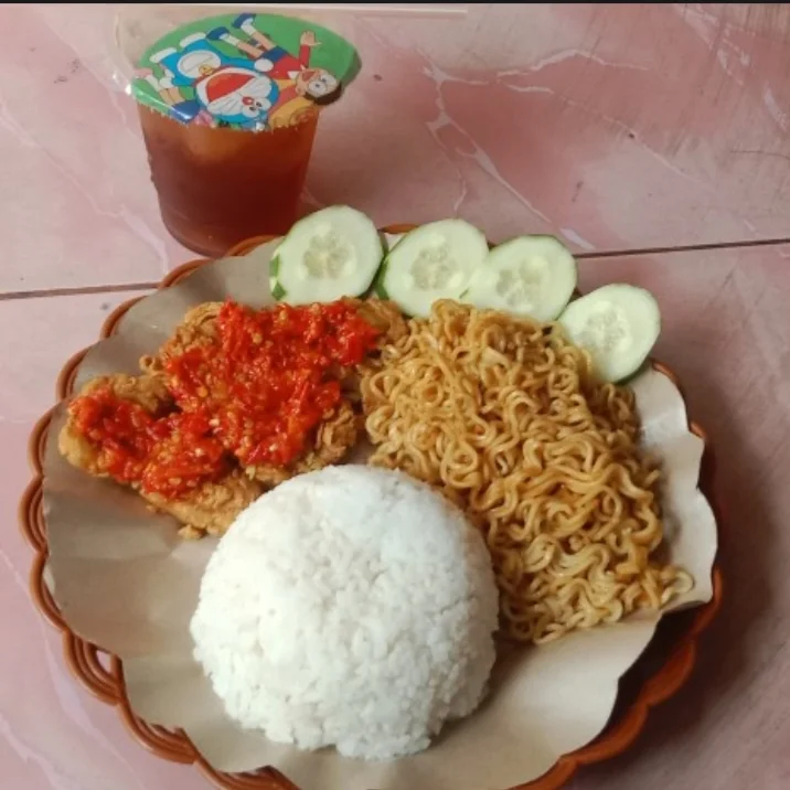 Ayam geprek+ indomie+nasi+teh es