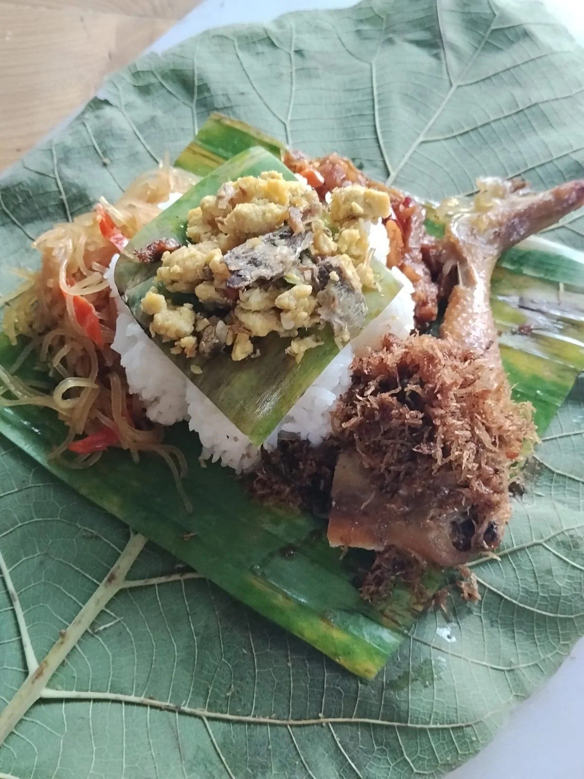 Sego berkat godong jati lauk ayam serundeng