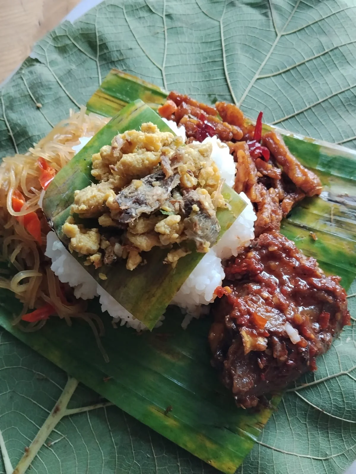 Sego berkat godong jati lauk daging koyor pedas