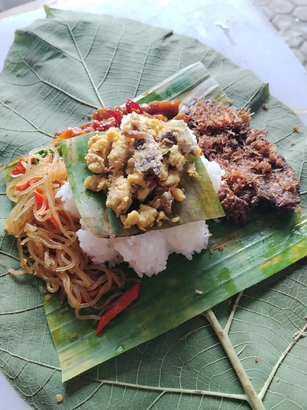 Sego berkat godong jati lauk daging serundeng