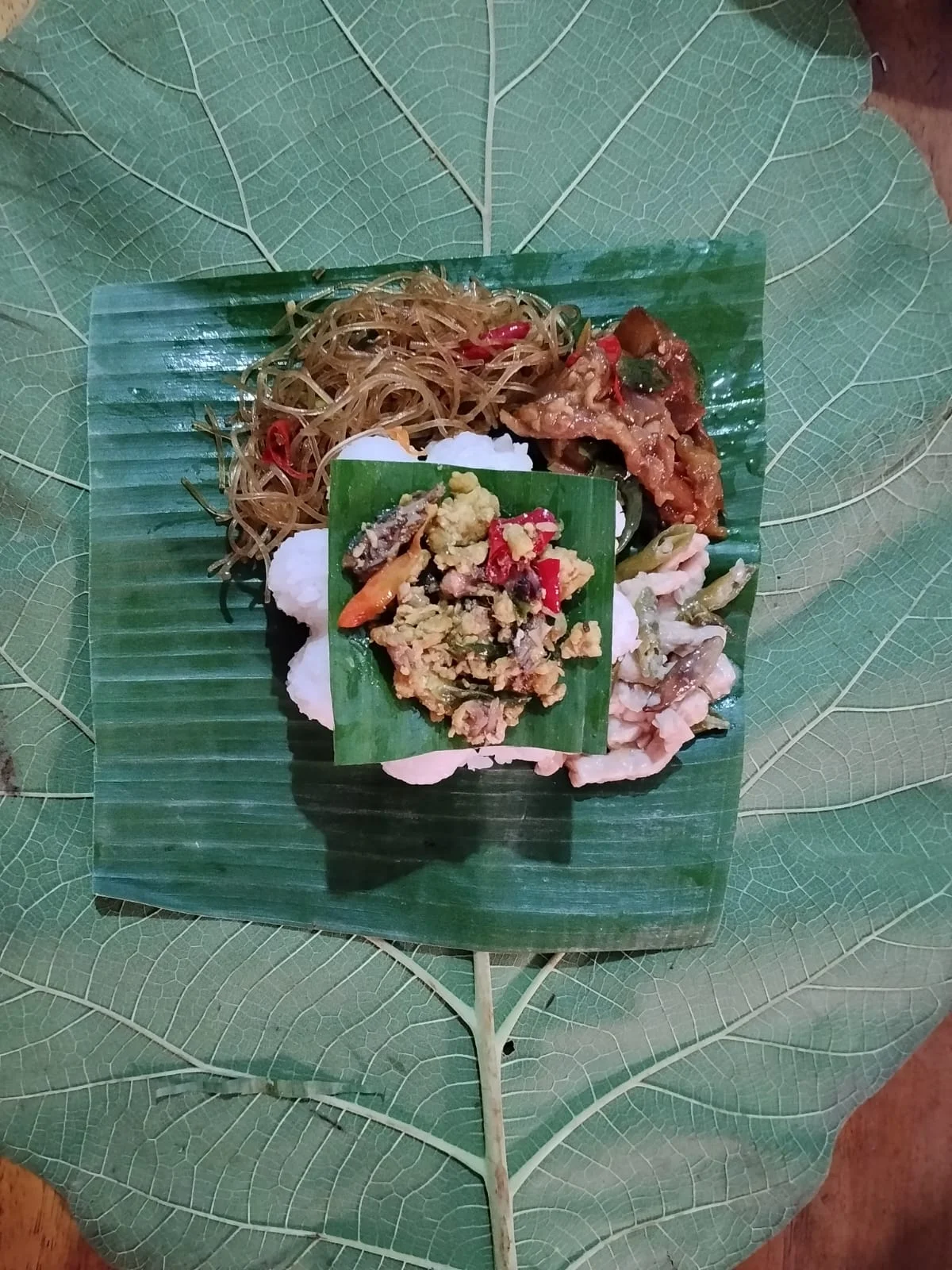 Sego berkat godong jati ayam suwir