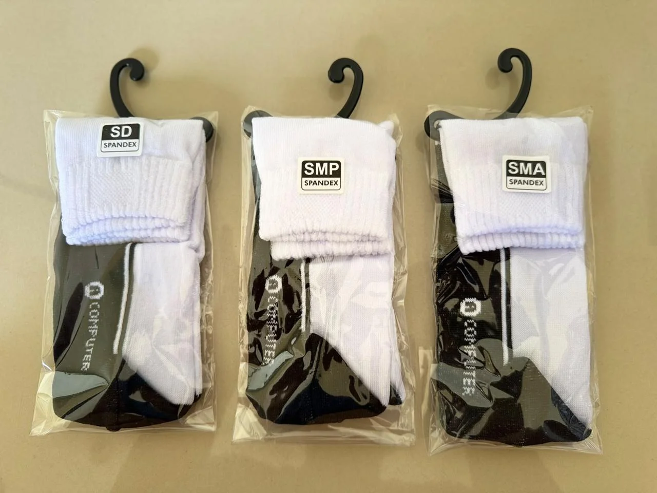 Kaos kaki anak sekolah