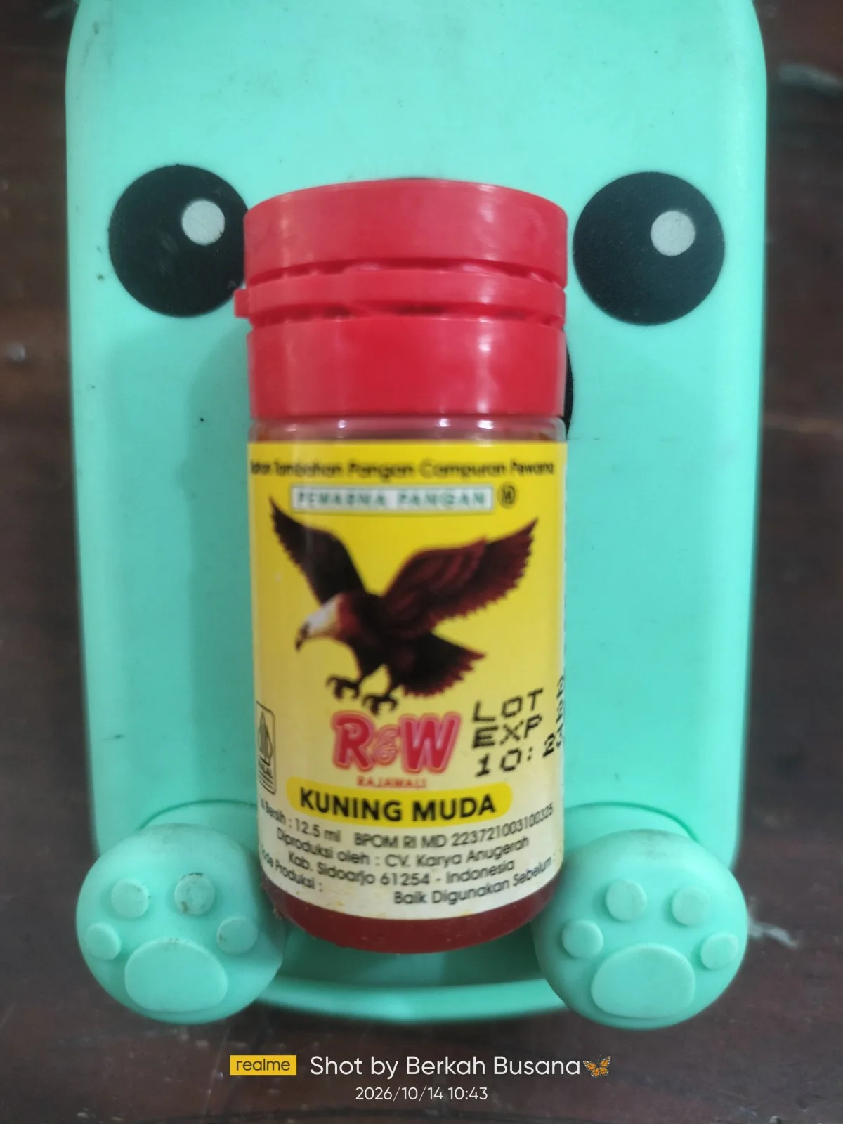 Pewarna kuning muda